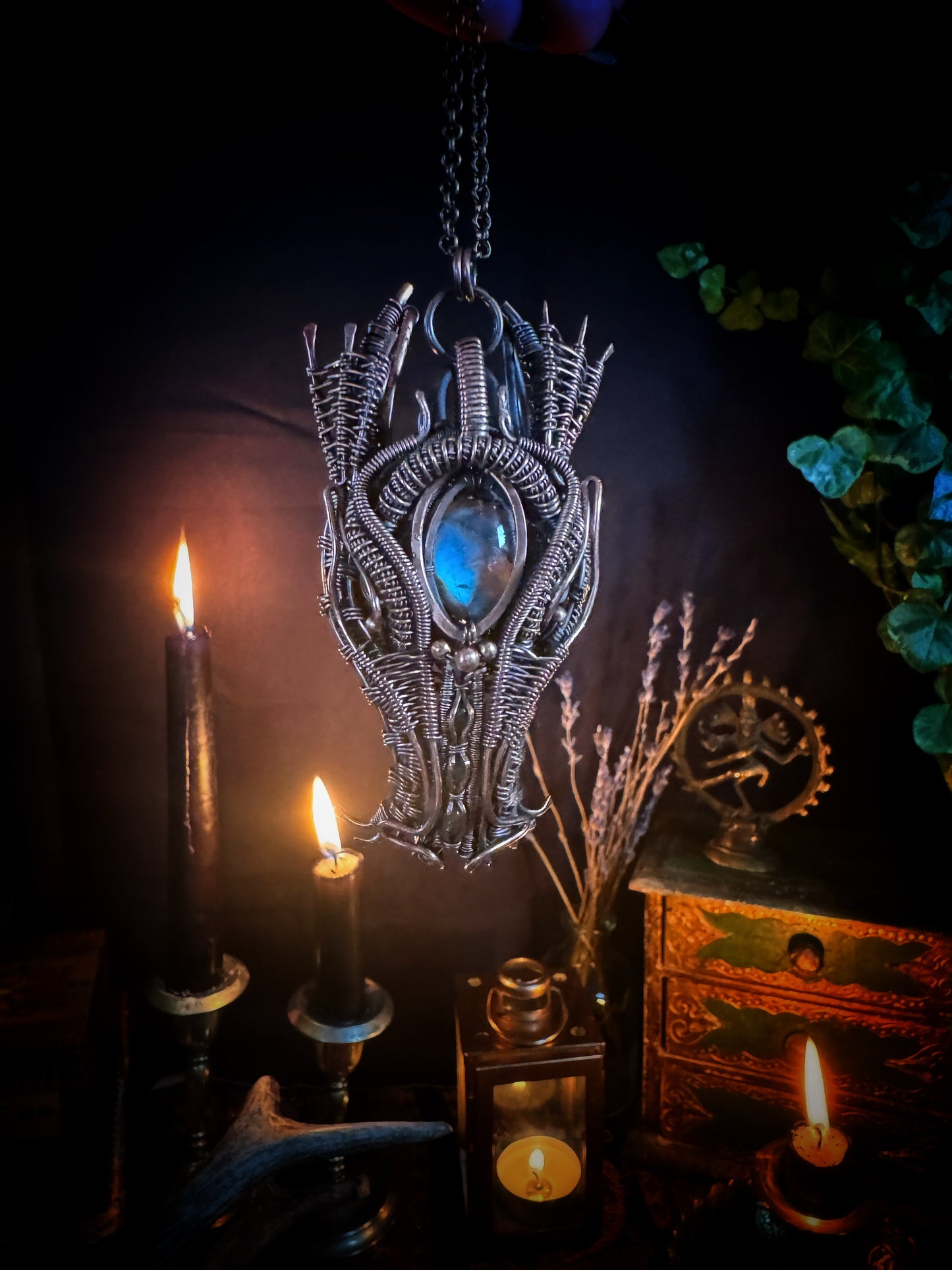 LUNAVYR - Guardian of the Veiled Realms