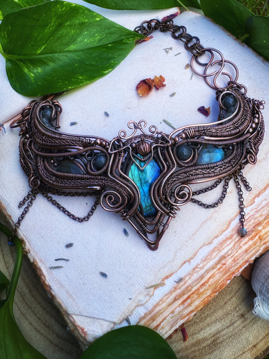 Elida - Labradorite Statement amulet